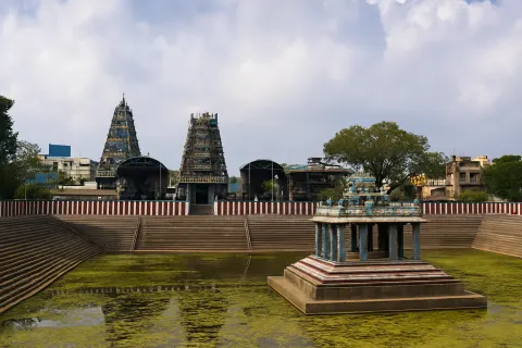 Plan your trip to Vadapalani Murugan Temple in Chennai with Karthi Travels® - View 3