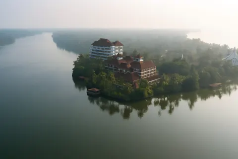 Plan your trip to Ashtamudi Lake in Kollam with Karthi Travels® - View 3