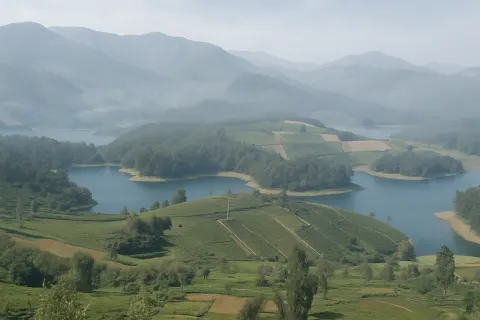 Emerald Lake in Ooty - tourist attraction to visit with Karthi Travels