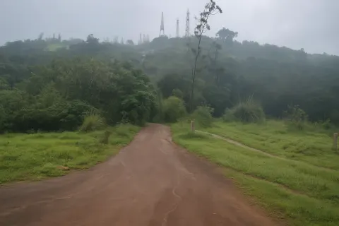 Plan your trip to Ottakathalamedu View Point in Thekkady with Karthi Travels® - View 3